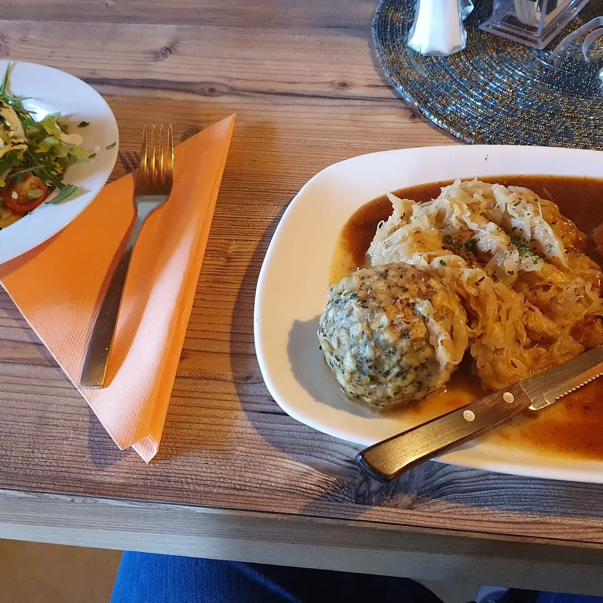 Schweinebraten Mit Kraut Und Semmelknödel