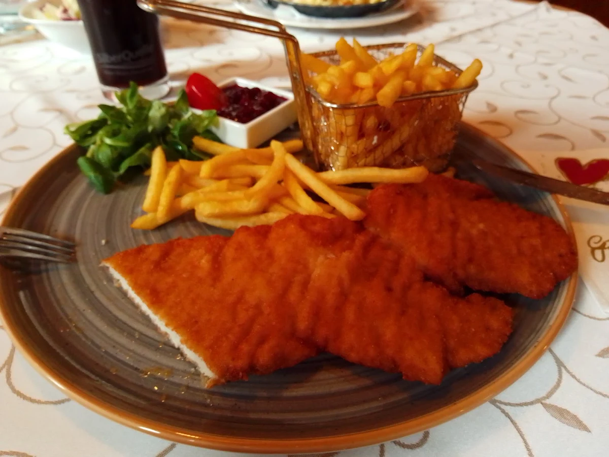 Wiener Schnitzel Mit Pommes Und Preiselbeeren