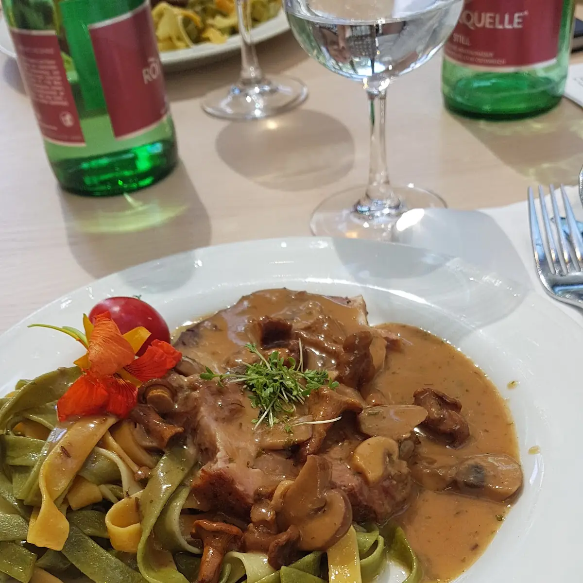 Eierschwammerlragou Auf Bandnudel