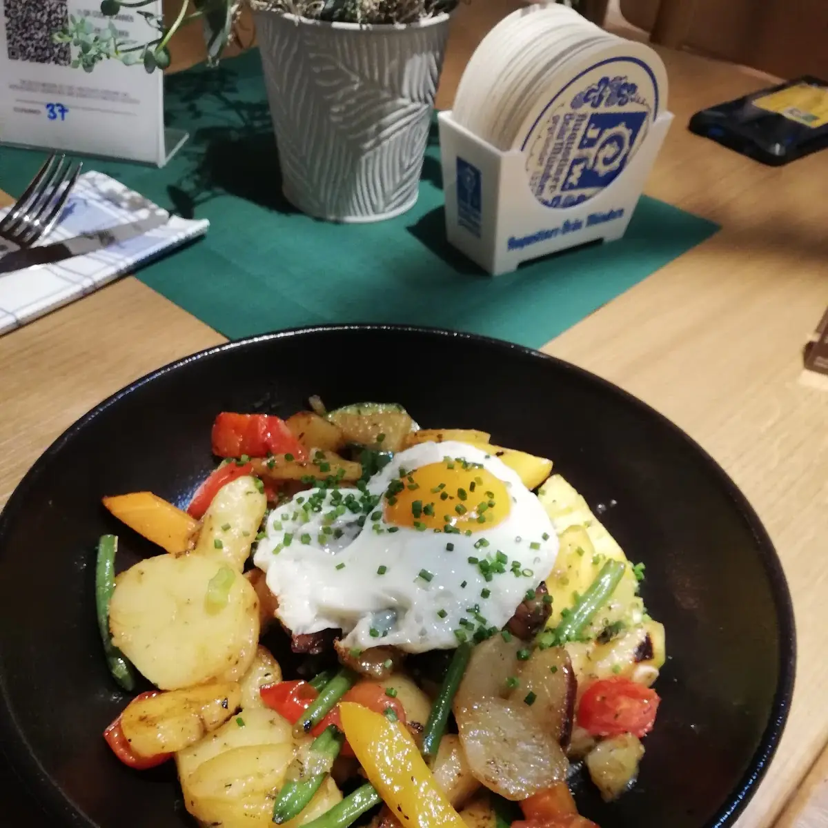 Gebratenes Gemüse Und Erdäpfel Mit Spiegelei