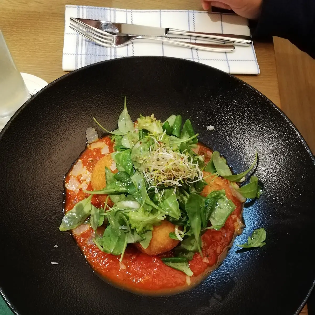 Reisbällchen Mit Käse Gefüllt Auf Tomaten Zucchini Ragout