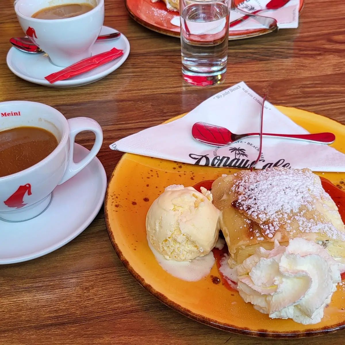 GR Braunen Und Topfenstrudel Mit Vanilleeis War Sehr Sehr Gut Einfach Köstlich