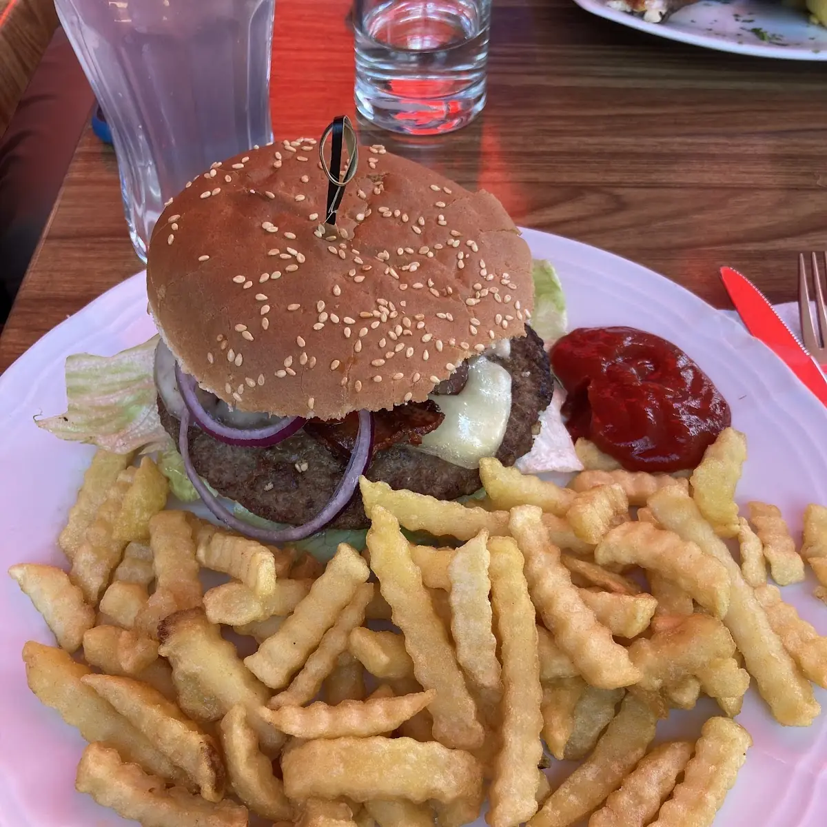 Hamburger With Chips