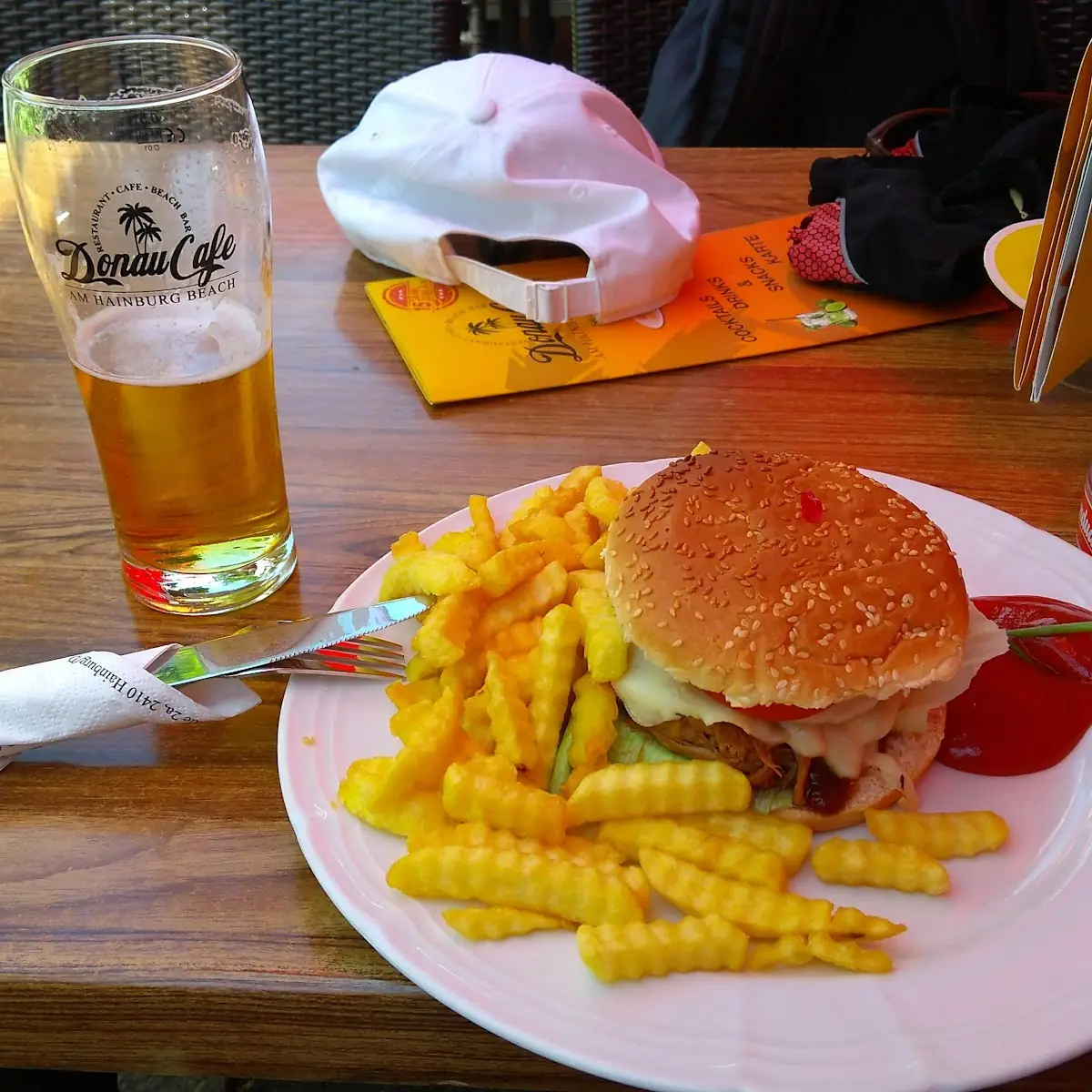 Pommes & Ketchup Serviert