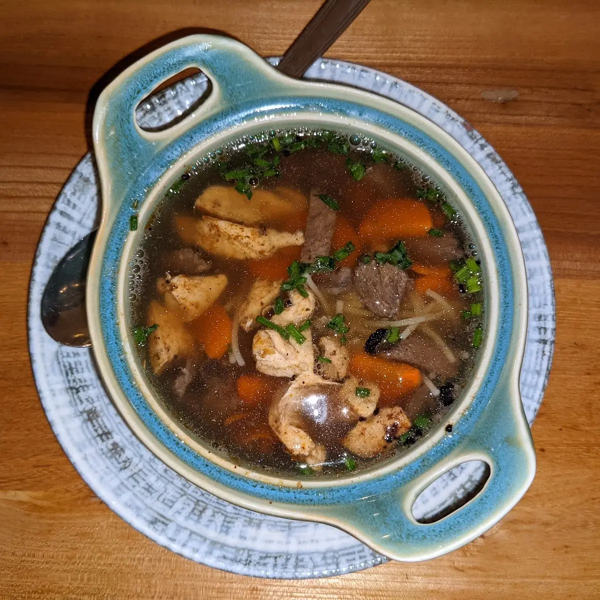 Suppe Mit Verschiedenen Fleischsorten Und Gemüse