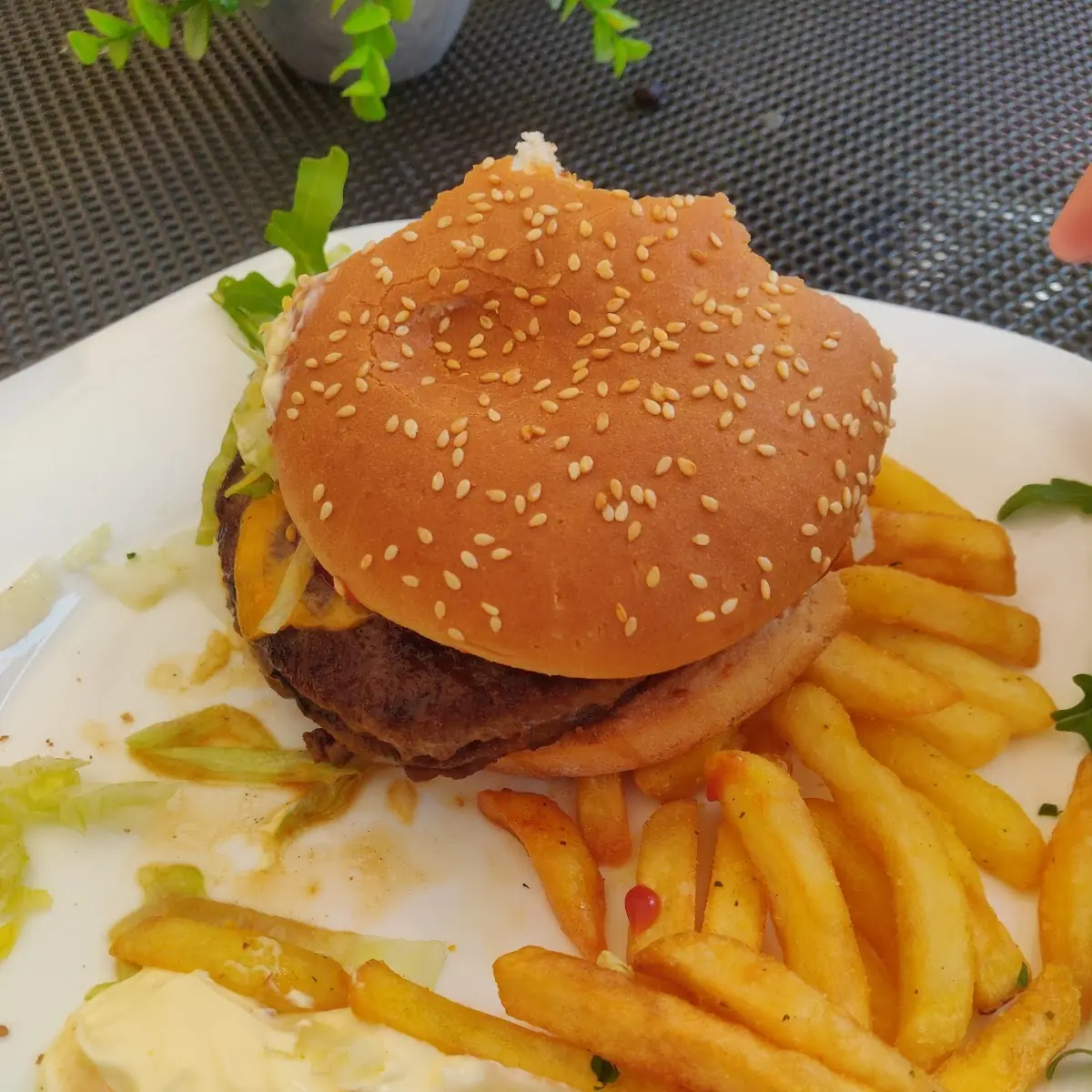 Cheeseburger Mit Pommes