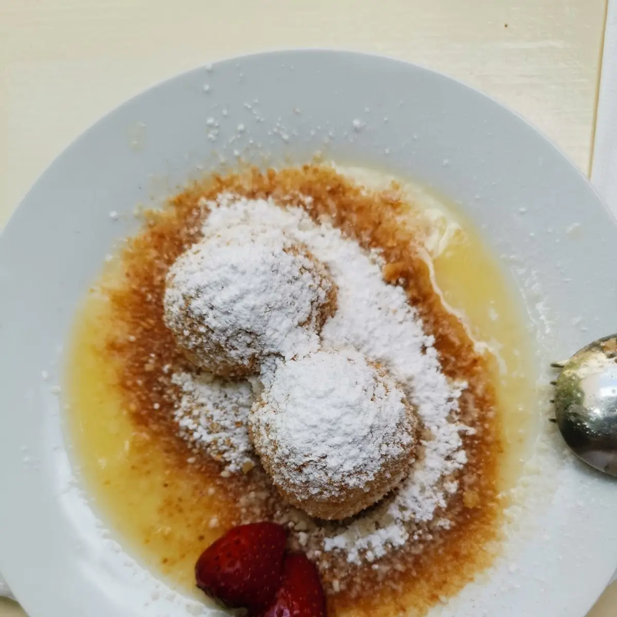 Erdbeer-topfenknödel Mit Butterbröseln