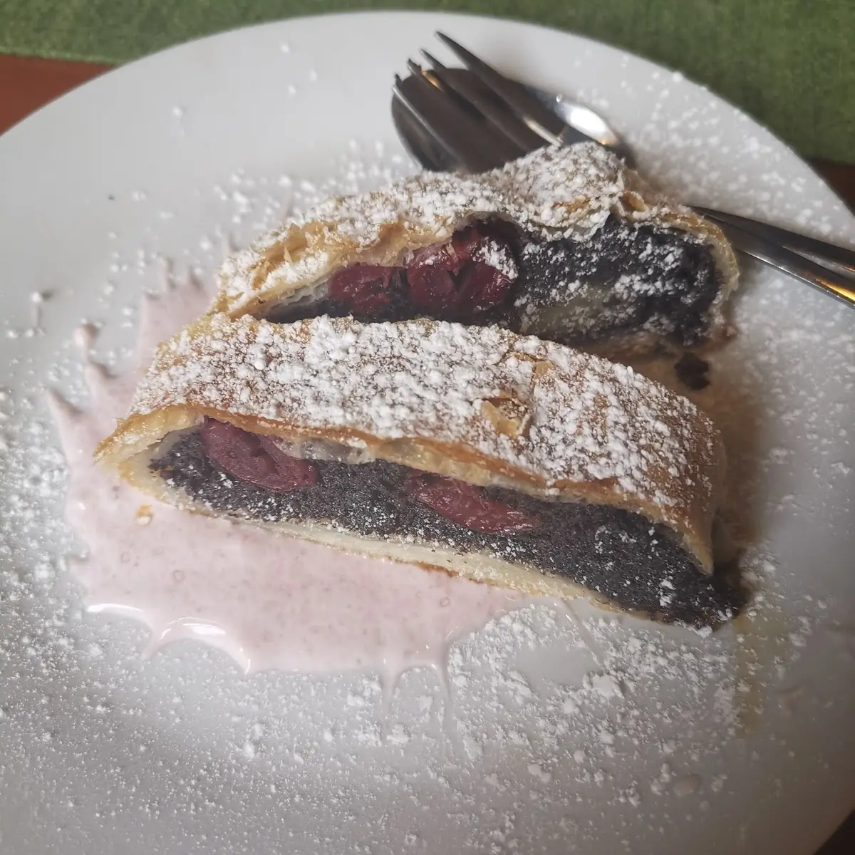 Mohn-kirschenstrudel