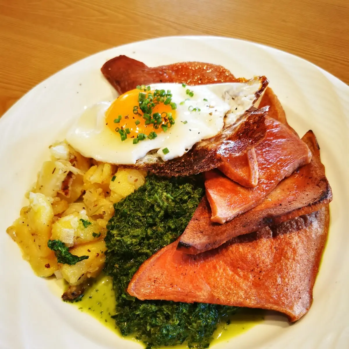 Gebratener Leberkäse Mit Kartoffelschmarrn Spinat Und Spiegelei