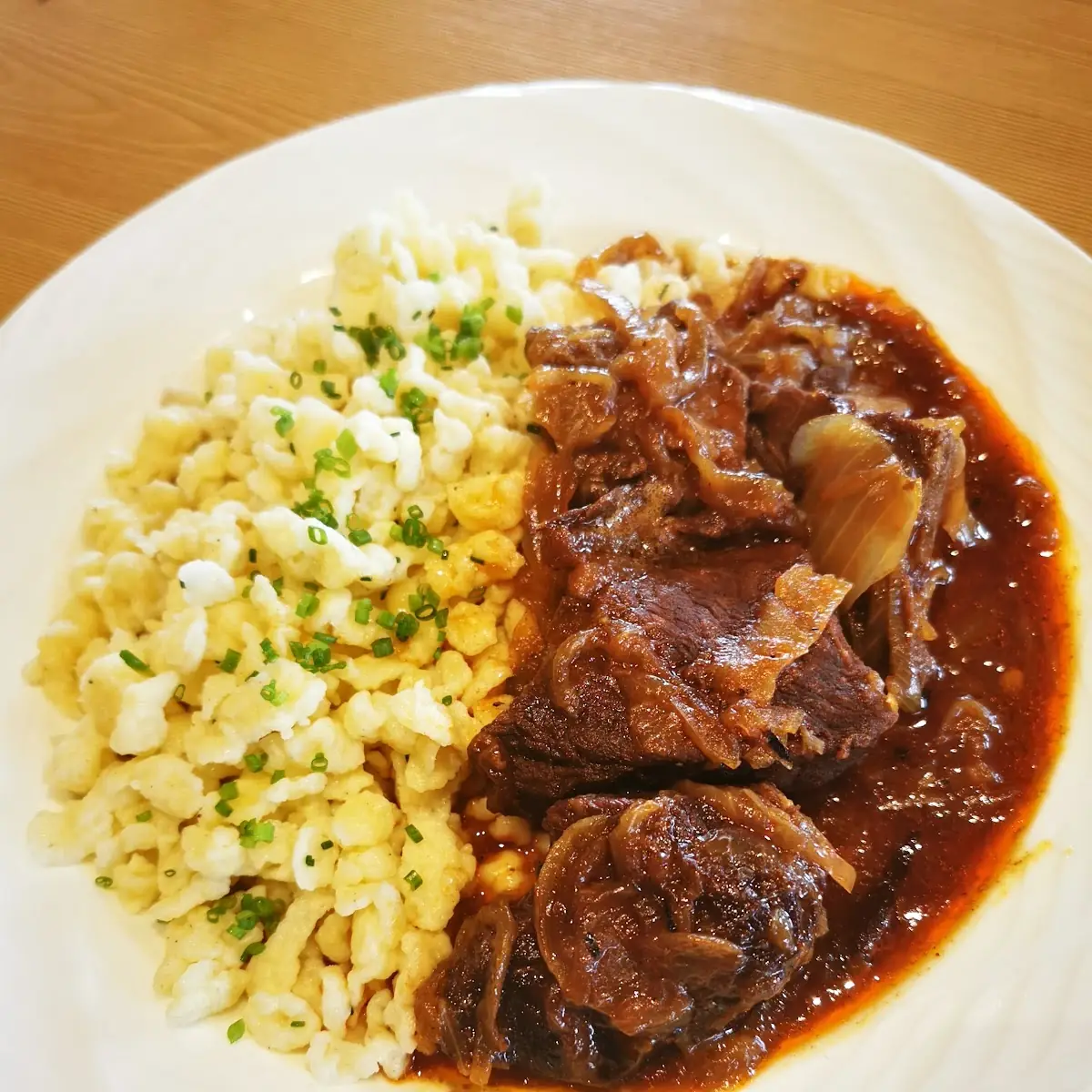 Hausgemachtes Rindsgulasch Mit Butterspätzle