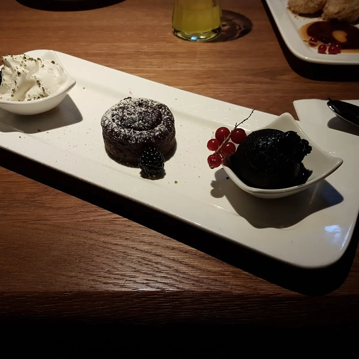 Lauwarmes Schokosouffle Mit Schwarzem Vanilleeis Und Vanilleschaum
