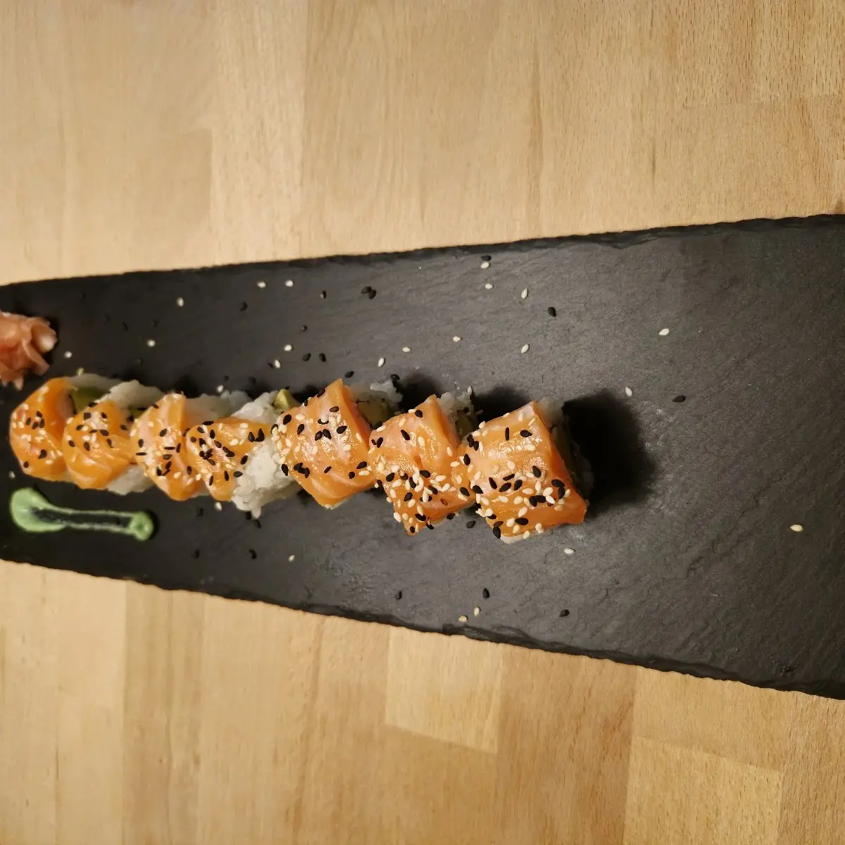 R2 Lachs Sesam Roll