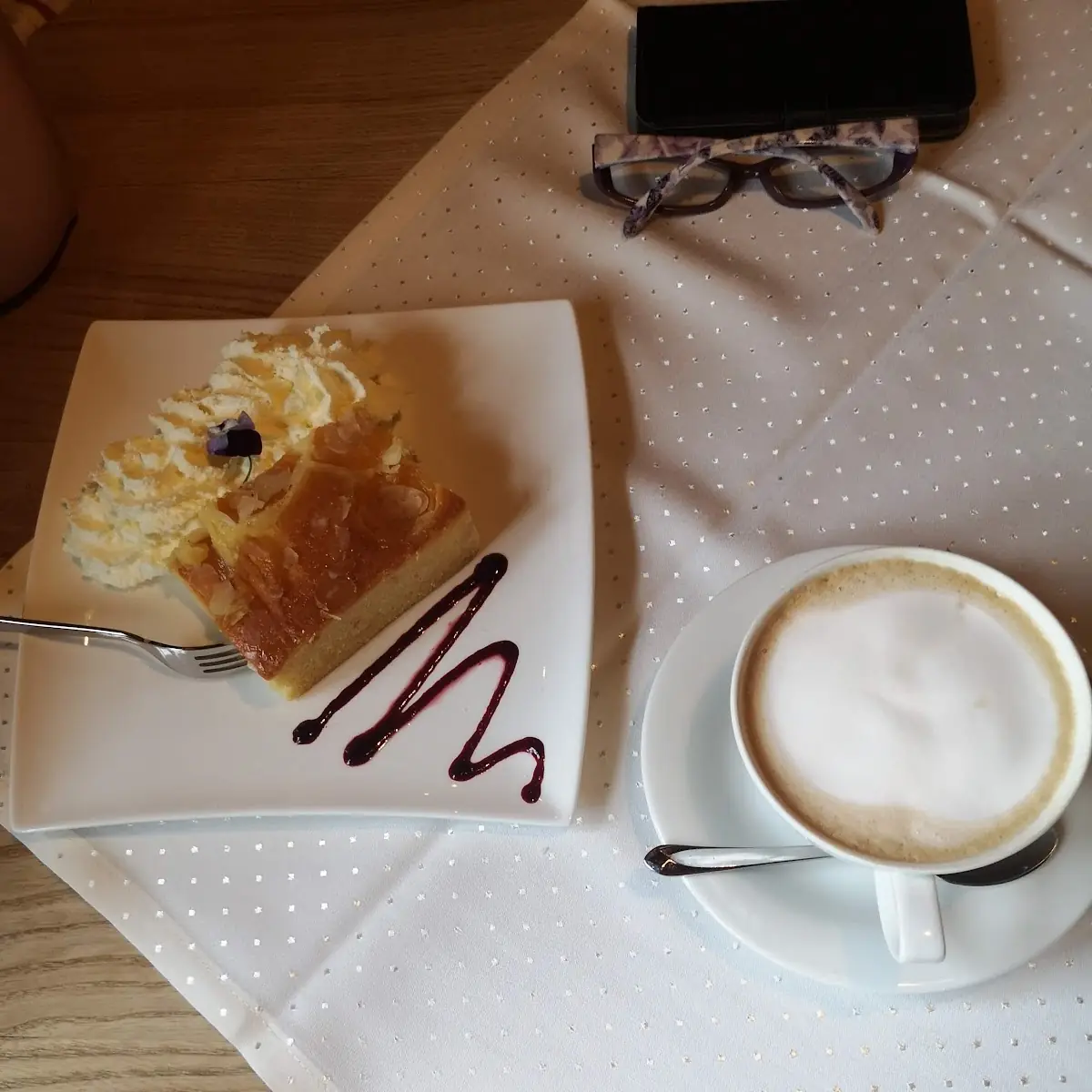 Apfelstrudel Mit Cappucino