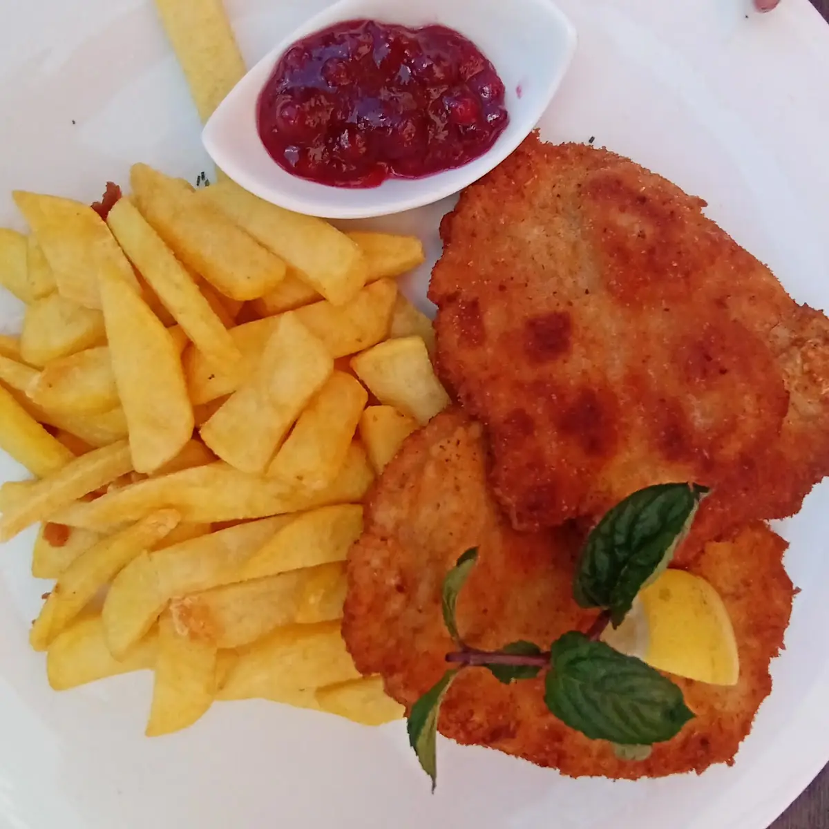 Gebackenes Schweinsschnitzel Wiener Art