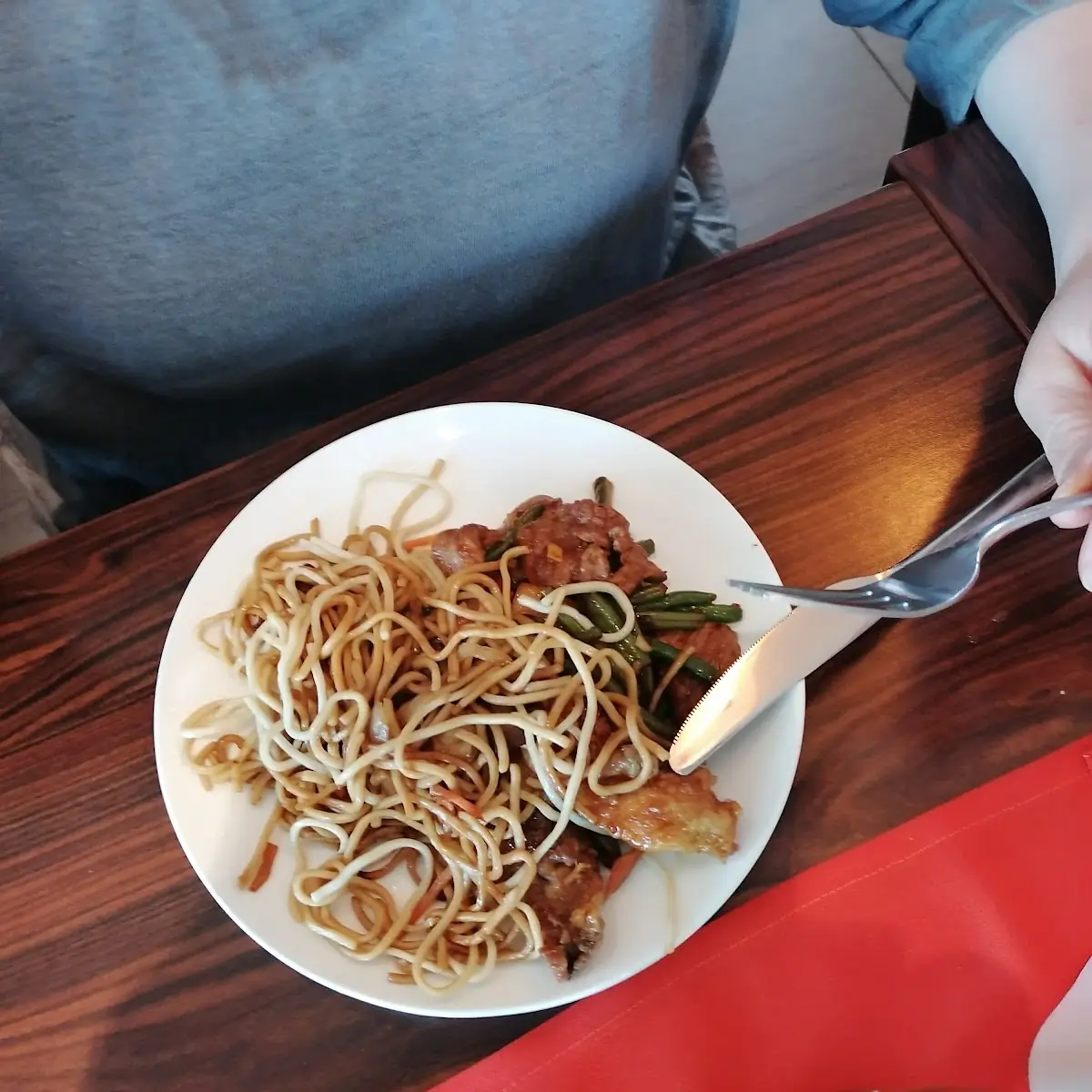 Gebratene Nudeln mit Rindfleisch und Gemüse
