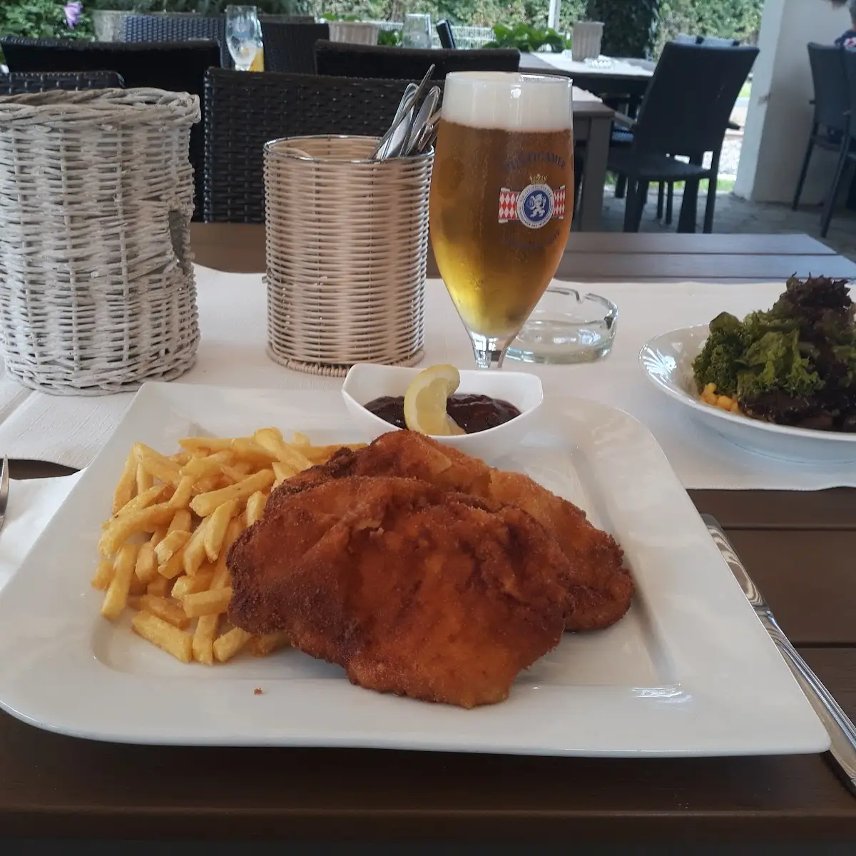 Wiener Schnitzel Mit Pommes Frites Und Gemischtem Salat