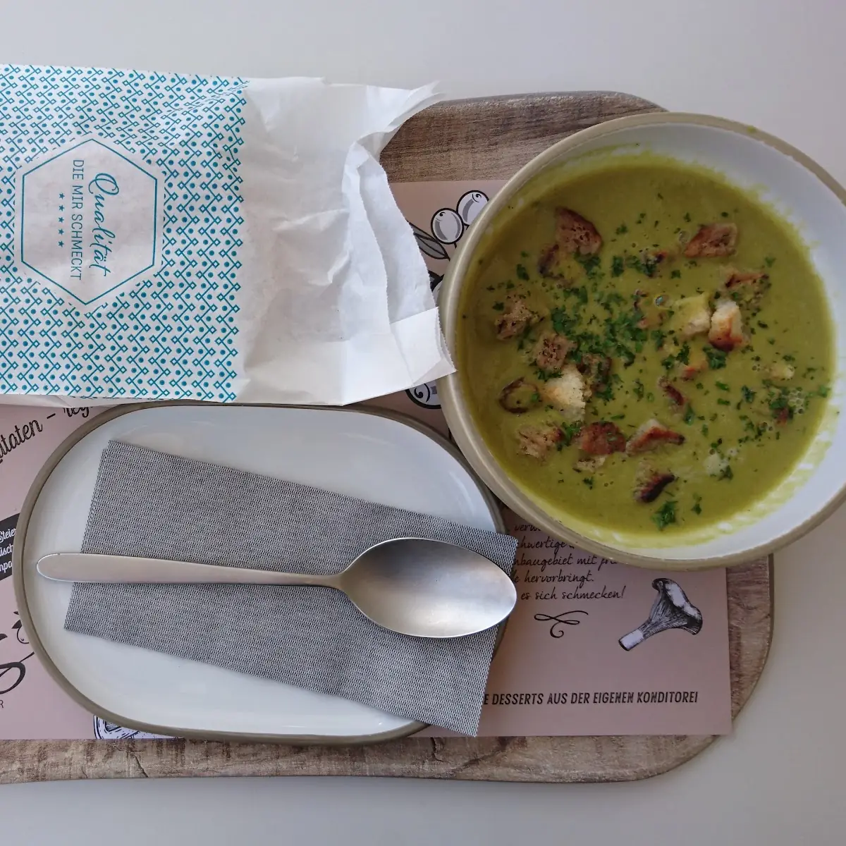 Erbsensuppe Brot Und Infused Wasser