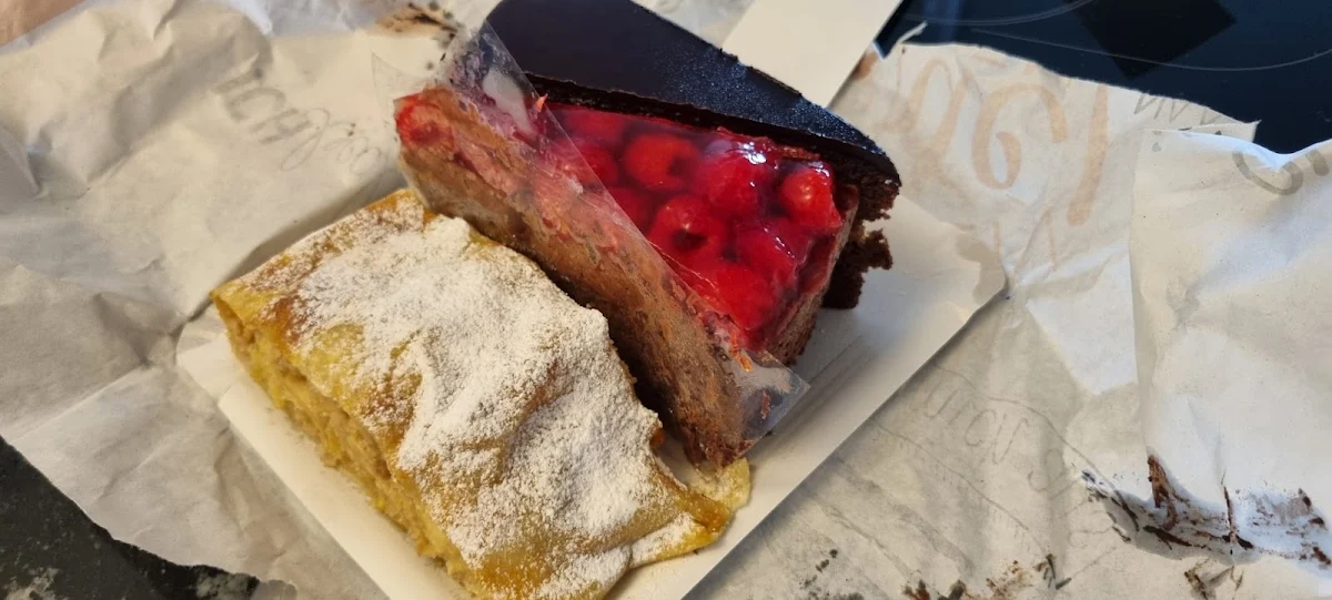 Apfelstrudel Und Himbeerkuchen