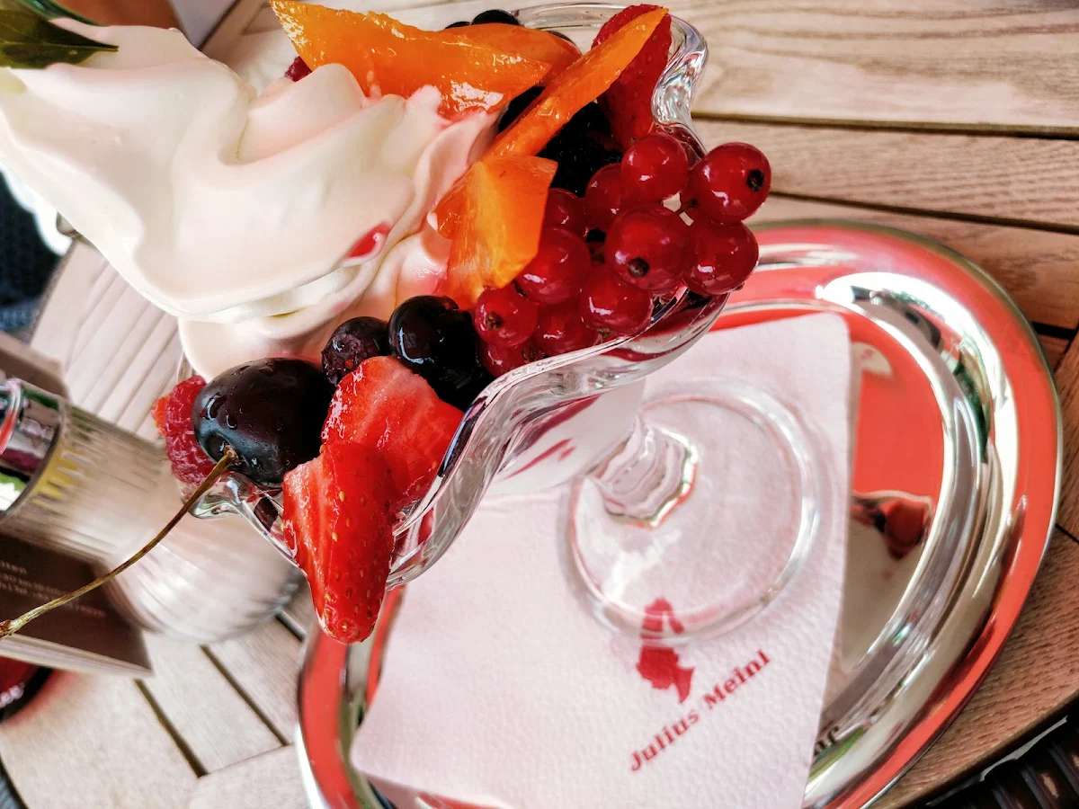 Frozen Joghurt Mit Frischen Früchten