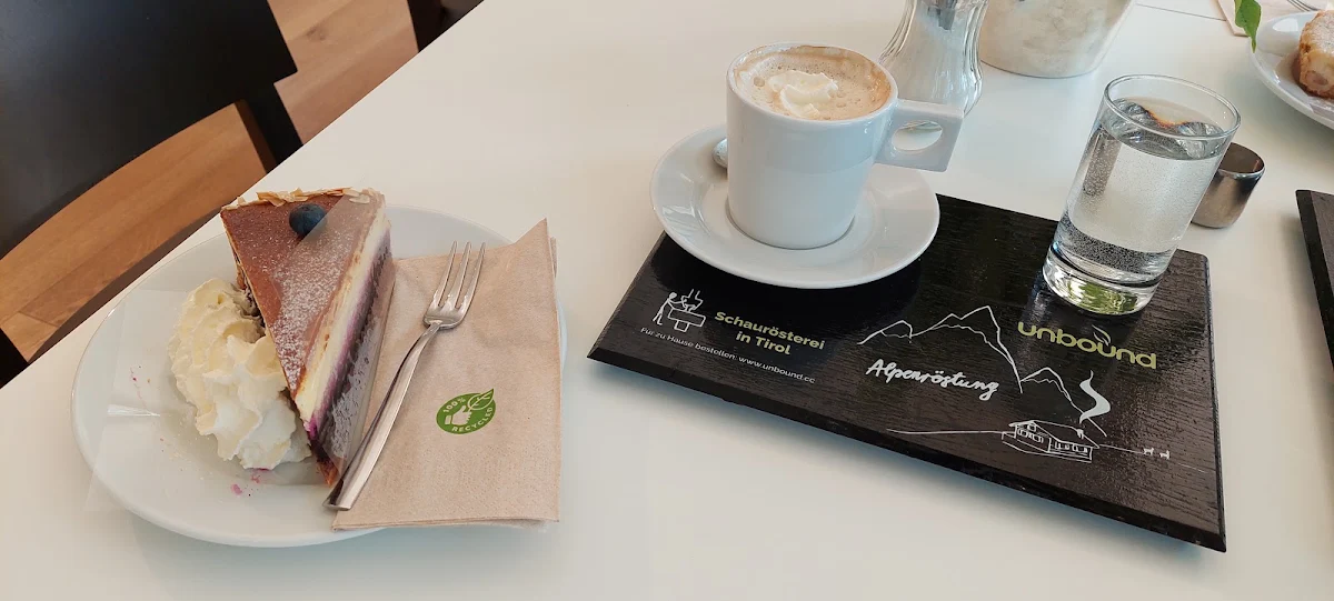 Heidelbeerkuchen Mit Sahne Und Cappuccino
