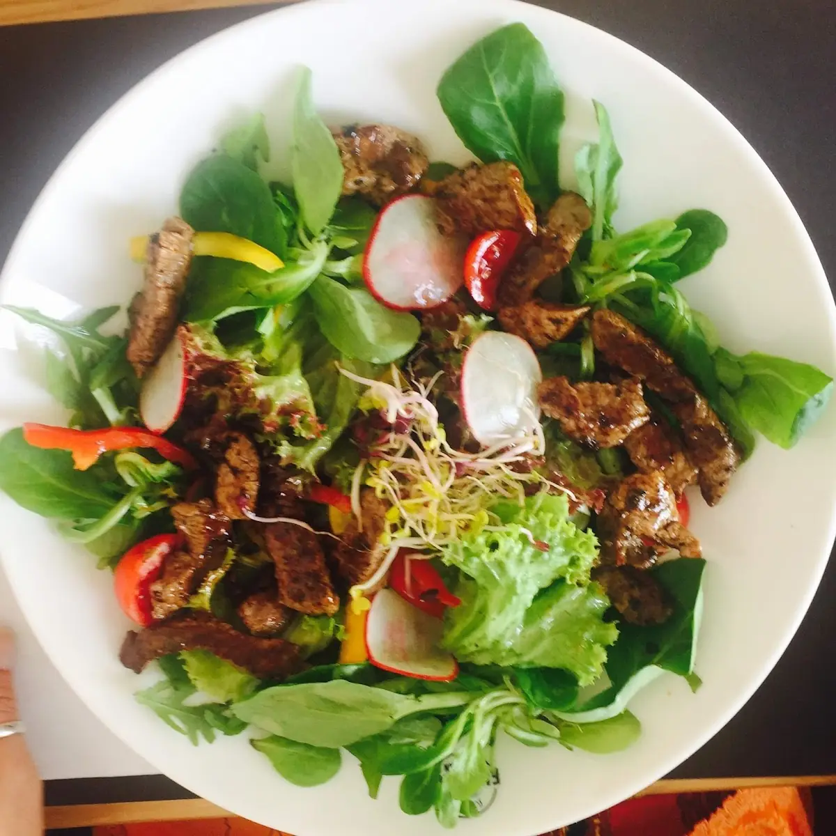 Sommerlicher Blattsalat Mit Rinderfilet