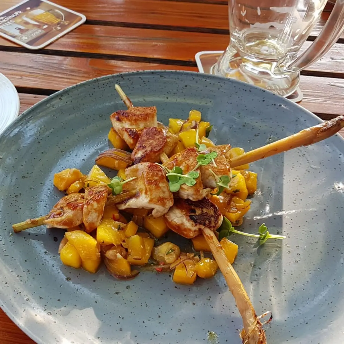Gegrillte Thai-hühnerspieße Mangosalsa Basmatireis
