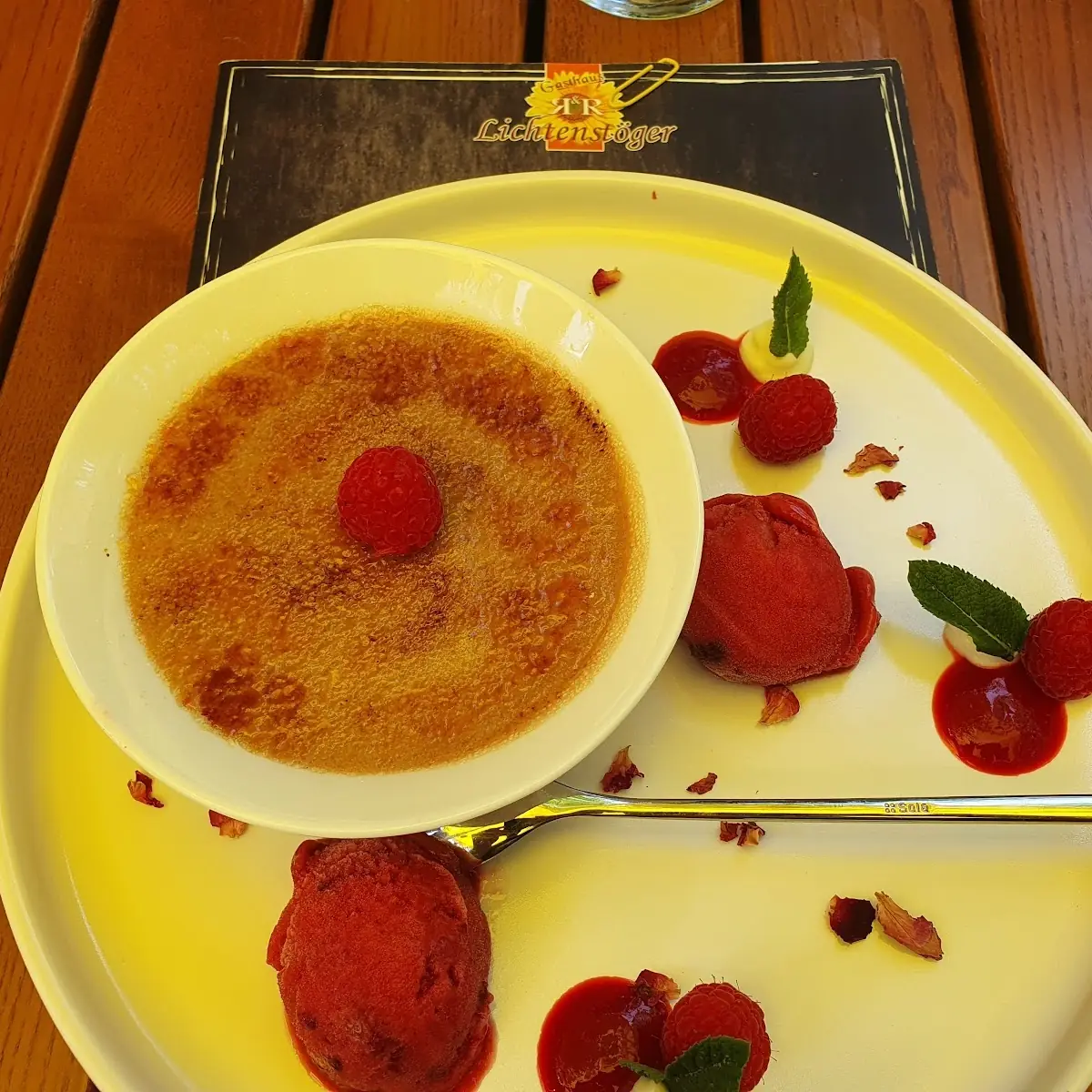Karamelisierte Nougatcreme Mit Himbeersorbet