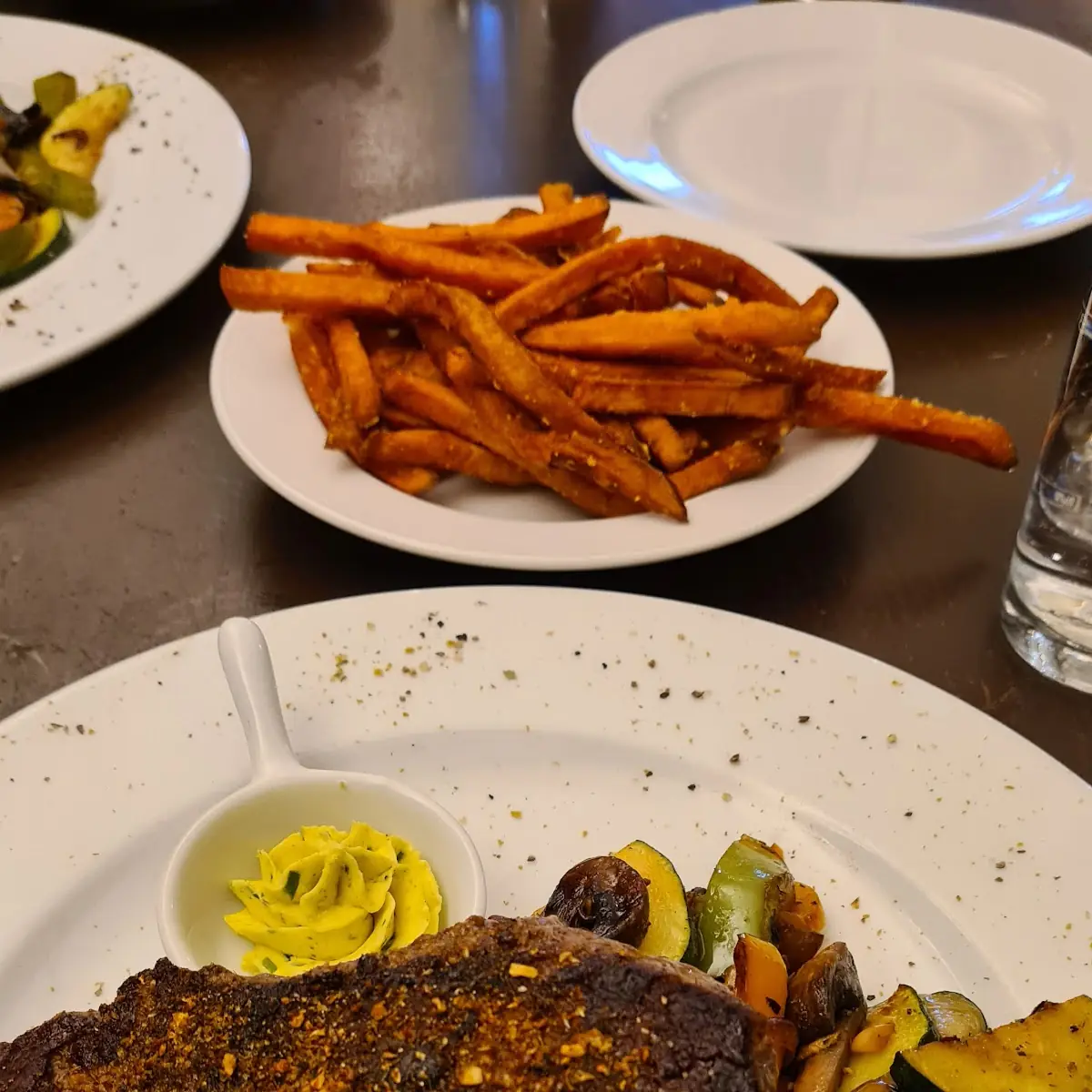 Steak Vom Rinderfilet Mit Grillgemüse & Kräuterbutter G L M
