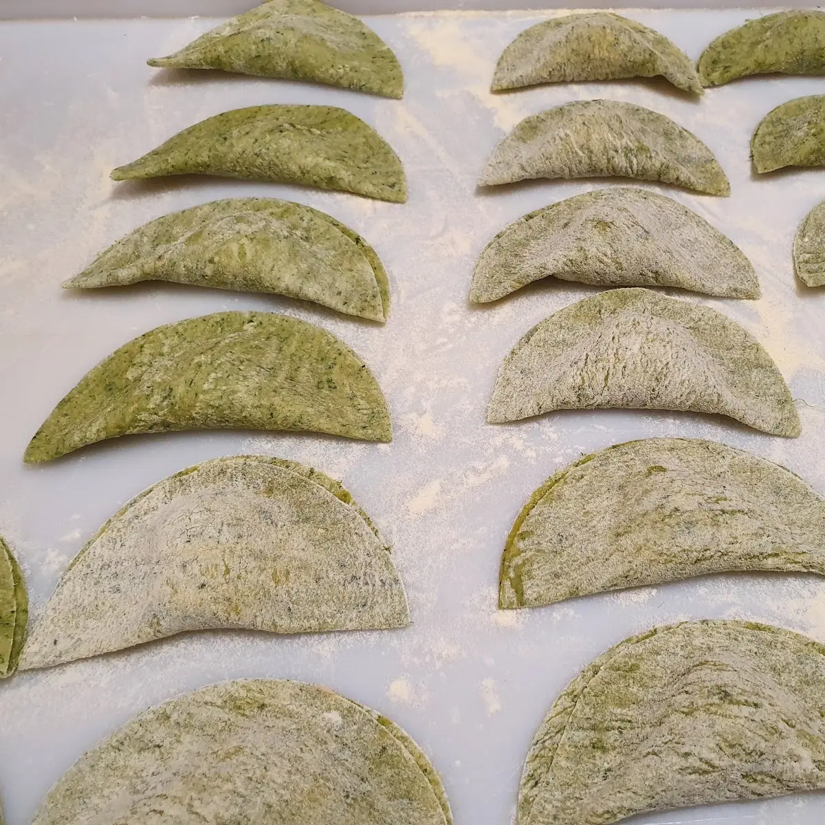 Mezze Lune Verdi Salmone E Mascarpone In Salsa Di Gamberi E Pomodorini