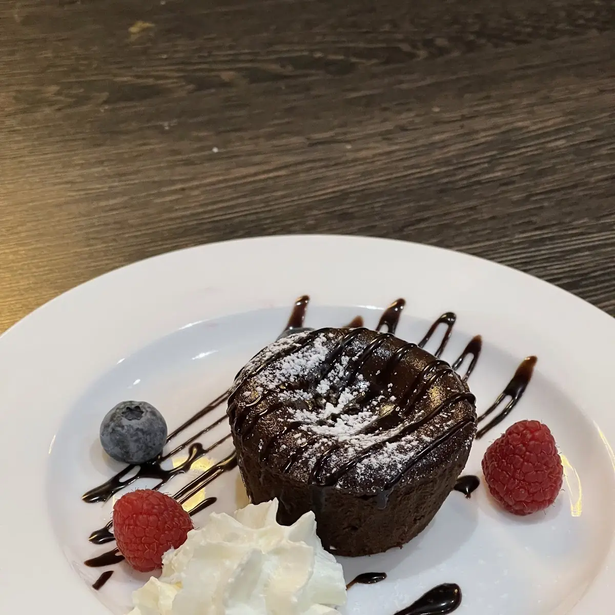 Schokosoufflé Mit Himbeerfüllung & Früchte