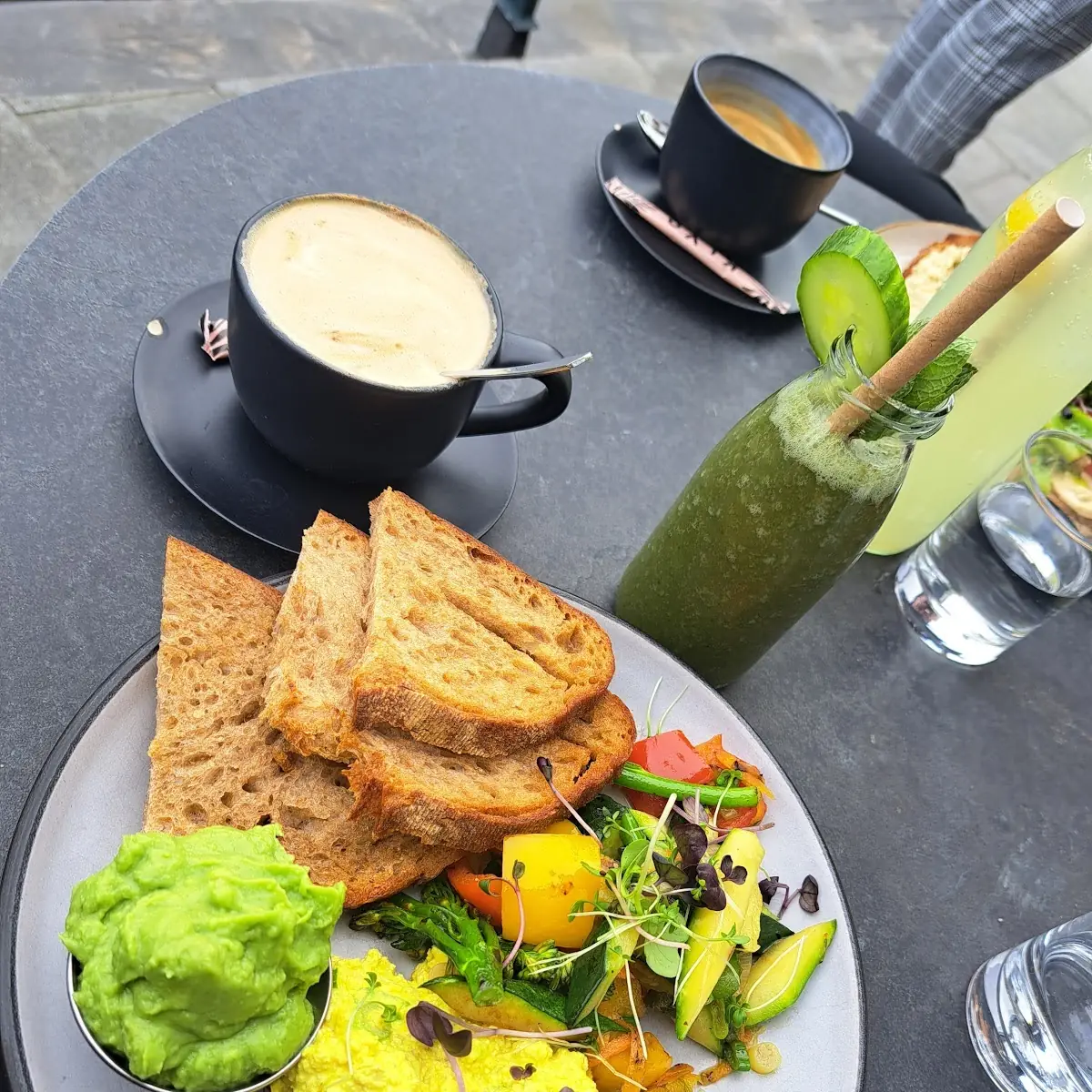 Veganes Rührei Plus Avocado