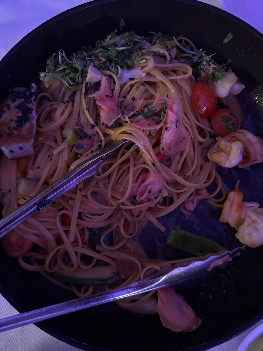 Asiatische Nudel Mit Garnelen Und Thunfisch