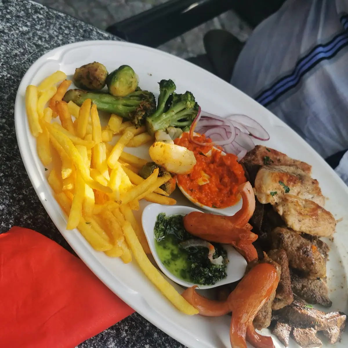 Grillteller Mit Gemüse Und Pommes