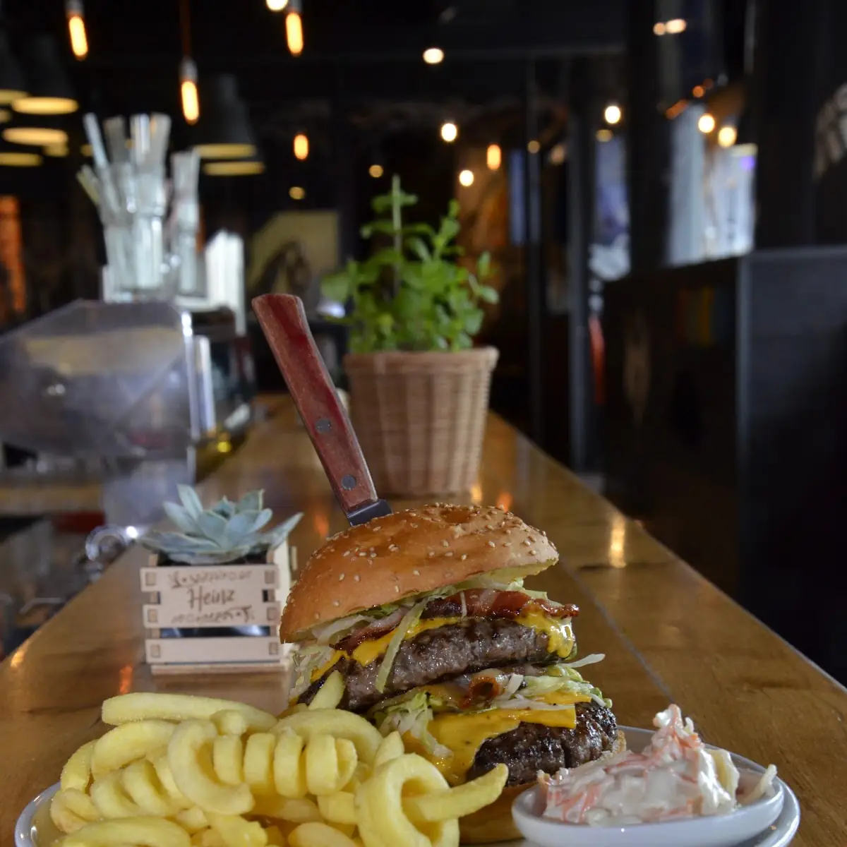 Chili Cheeseburger Mit Curly Pommes