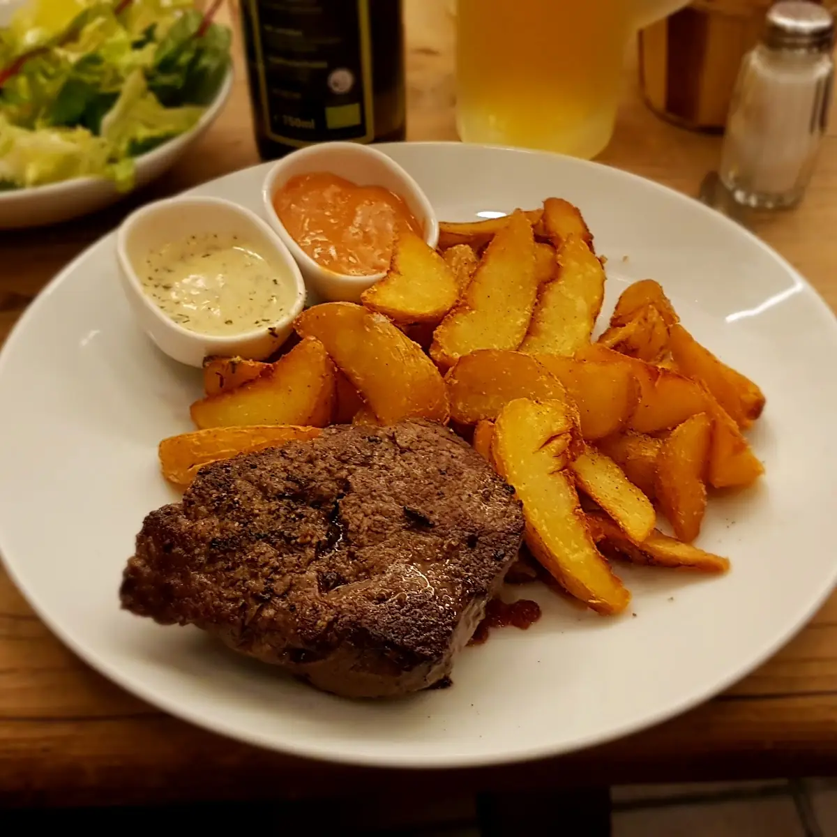 Rinderfilet-steak Mit Wedges Salat Und Café De Paris Sauce