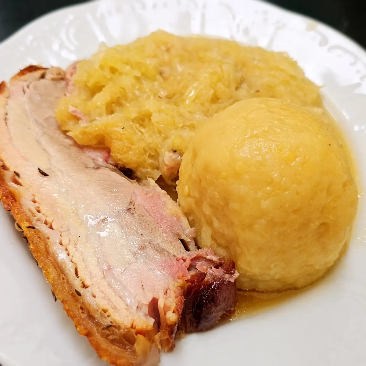 Kümmelbraten Mit Sauerkraut Und Waldviertler Kartoffelknödel