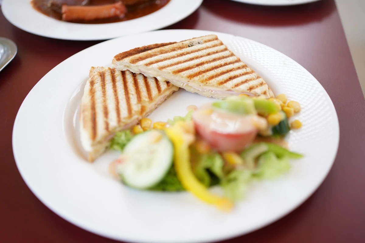 Schinken-käse Toast Mit Salatgarnitur