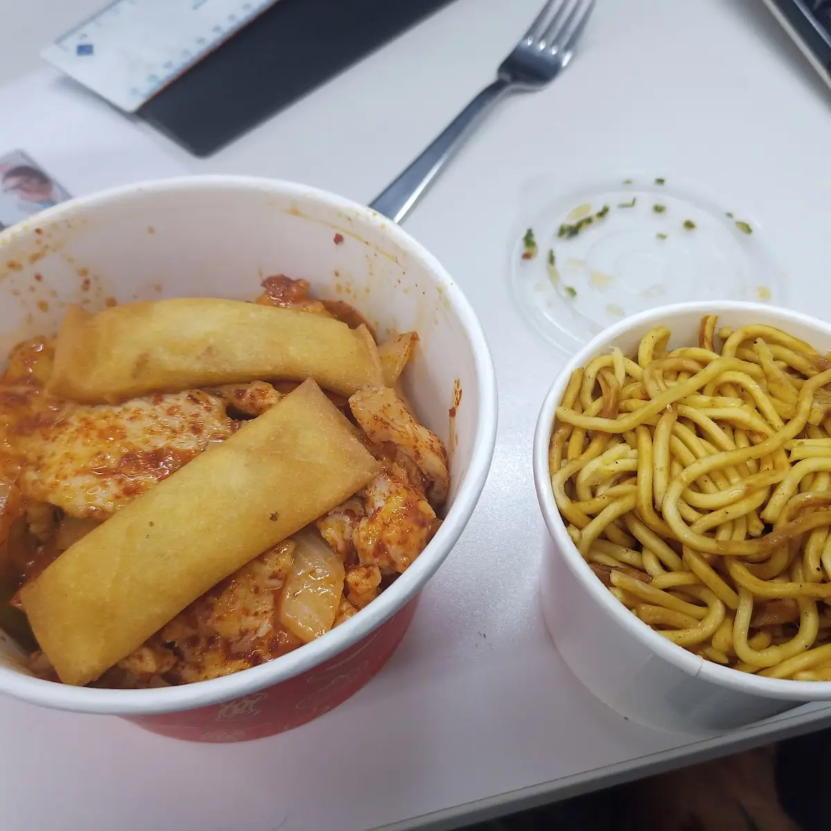 Chili Chicken Mit Gebratenen Nudeln