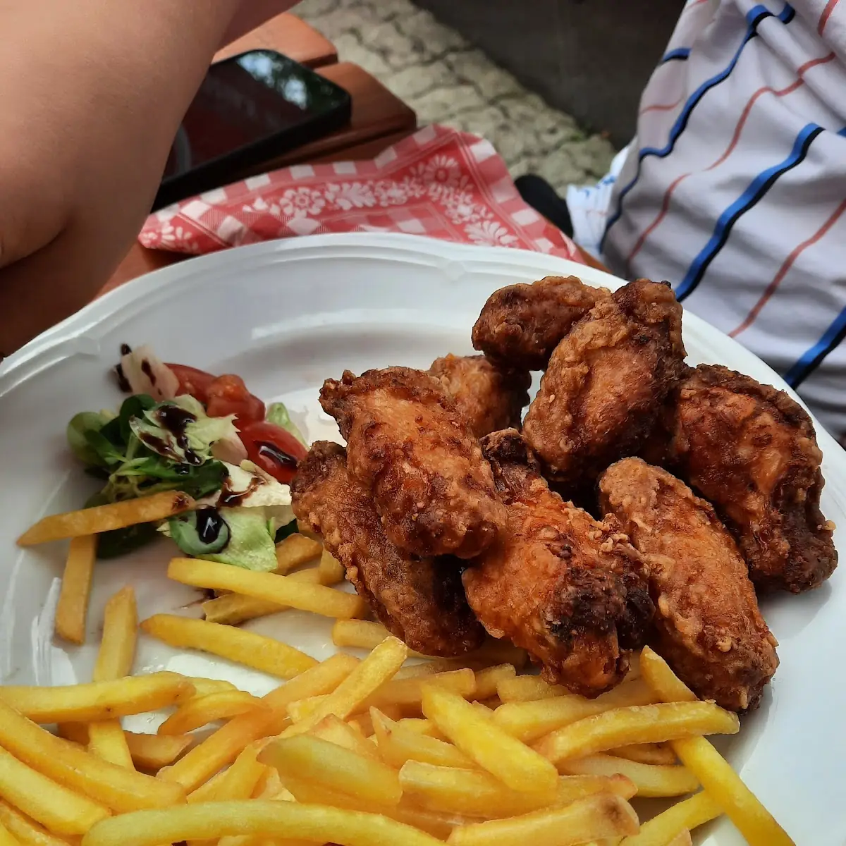 Chicken Wings Mit Pommes