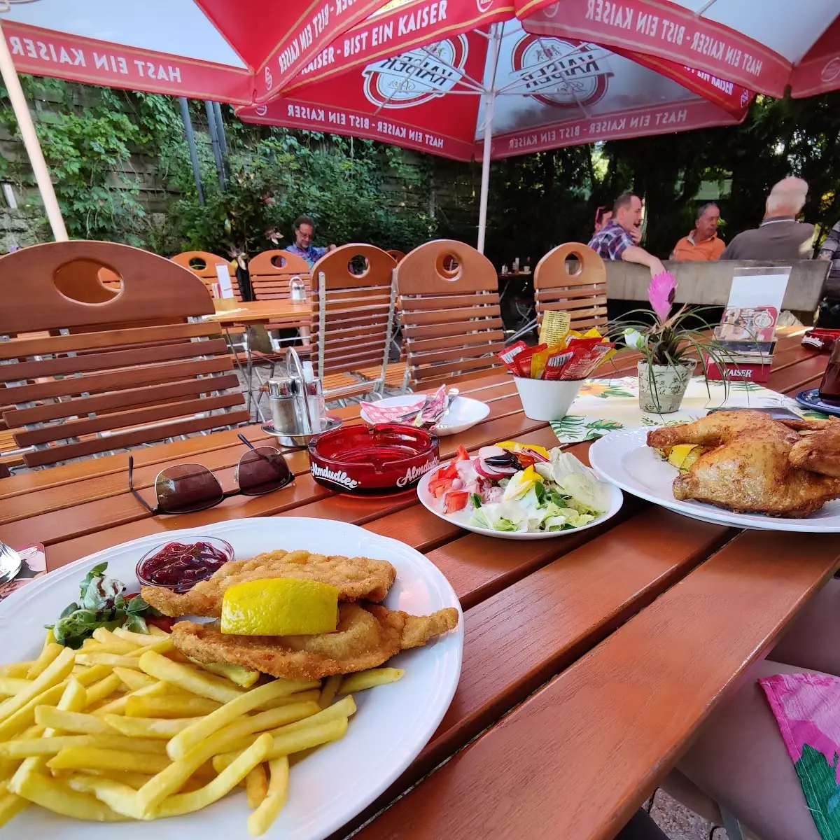 Wiener Schnitzel Vom Schwein Mit Pommes