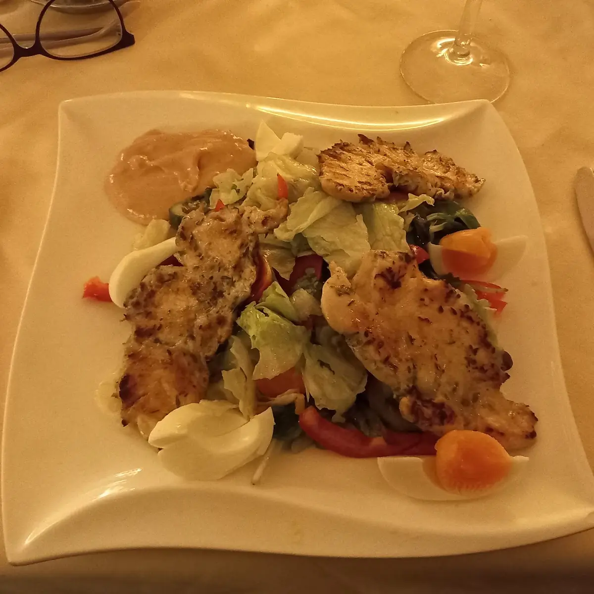 Hühnerfilets Auf Blattsalat
