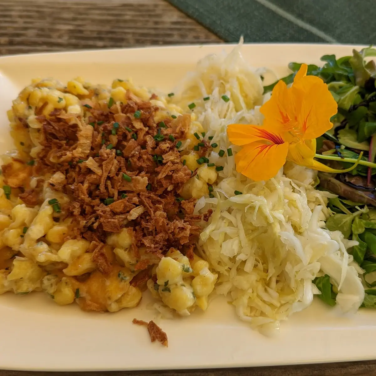 Käsespätzle Mit Krautsalat
