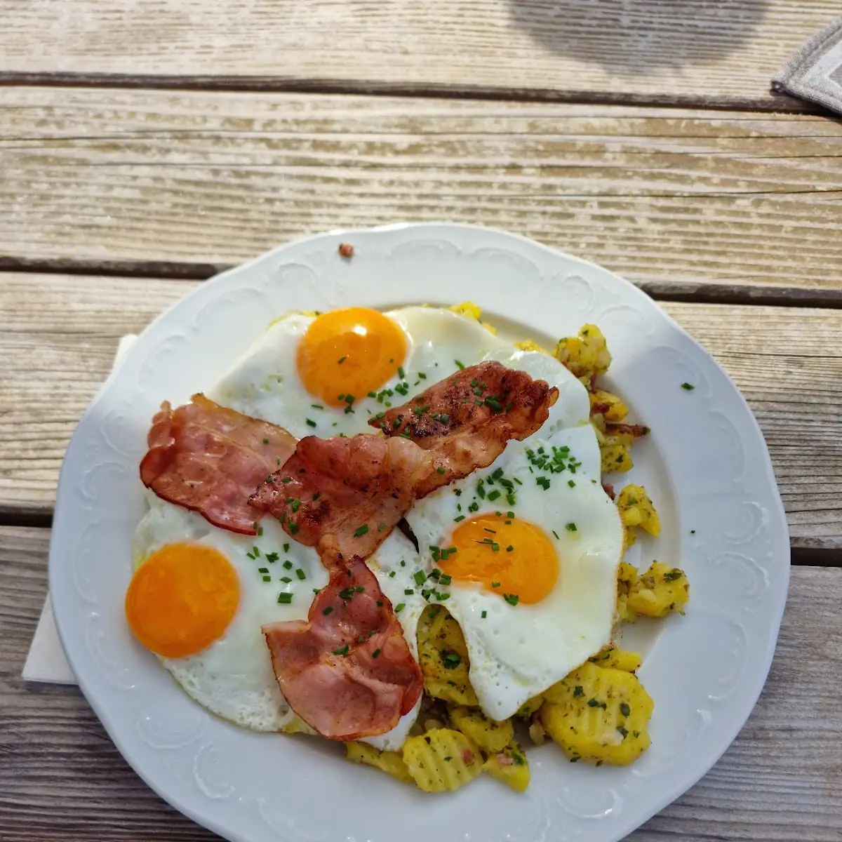 Kräuterbratkartoffeln Mit Ei Und Speck