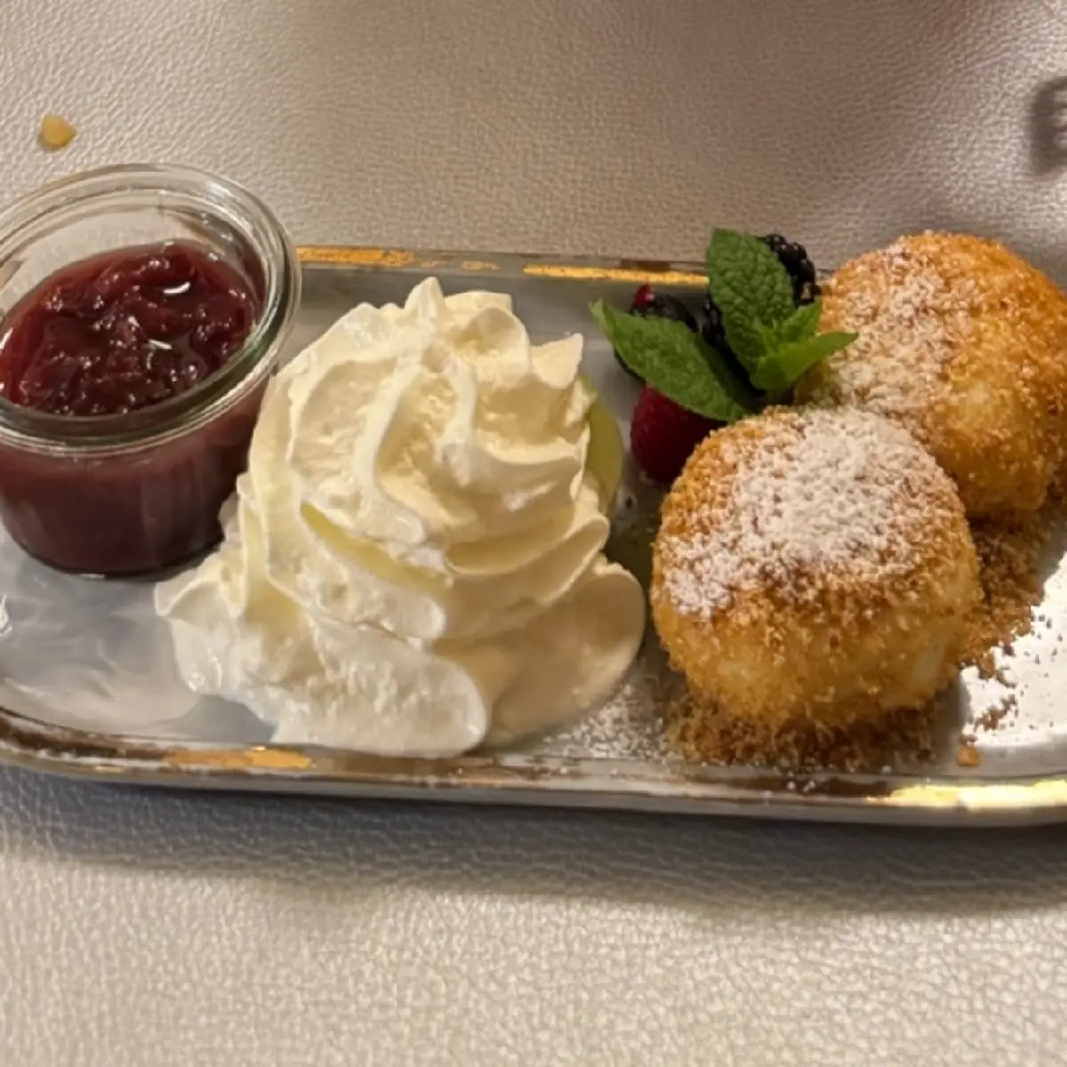 Topfenknödel Mit Marillen Röster