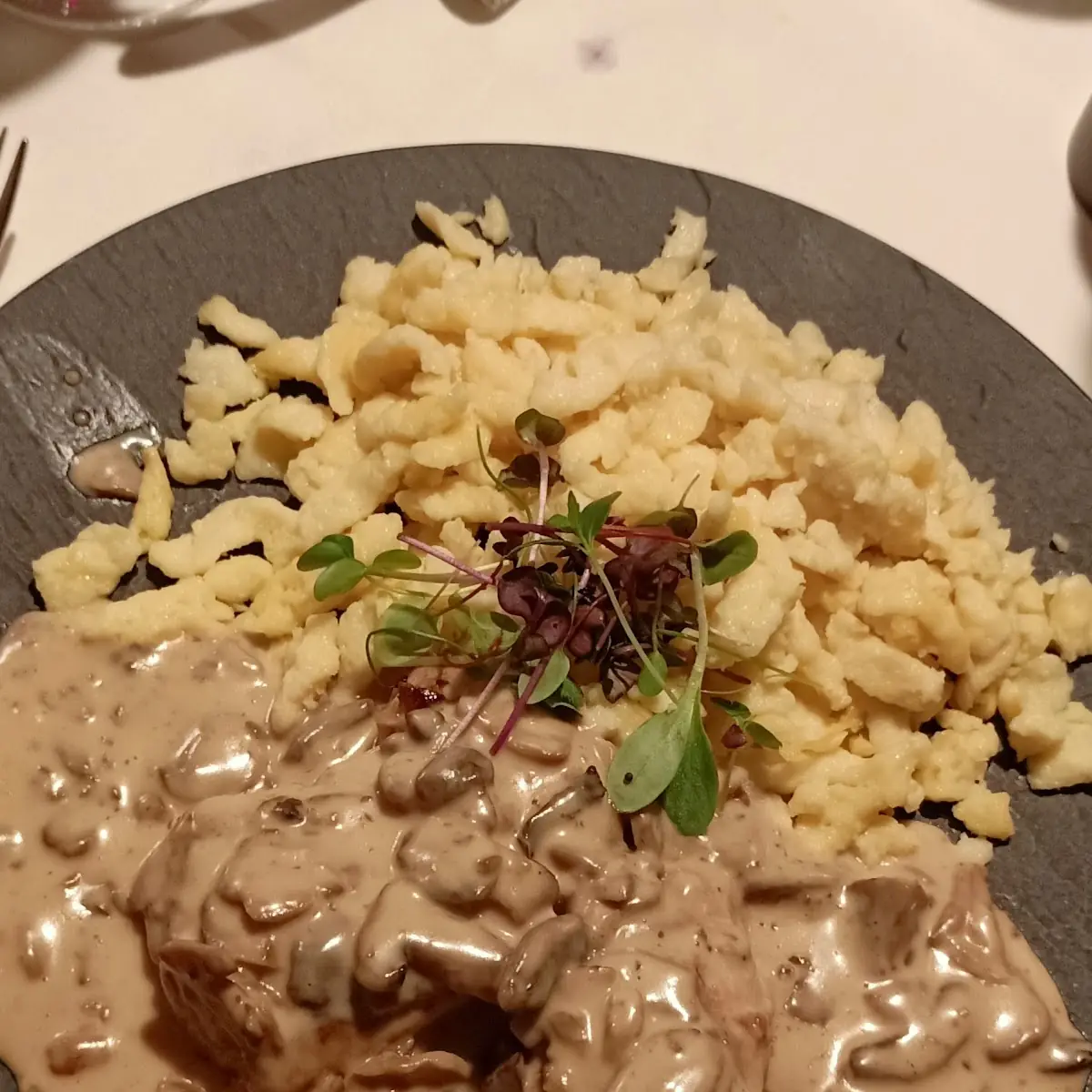 Schweinemedaillons Mit Champignons Und Spätzle