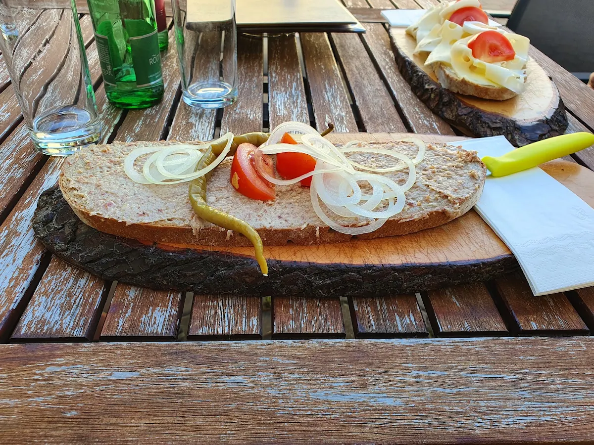 Verhackertes Brot Mit Pfefferoni