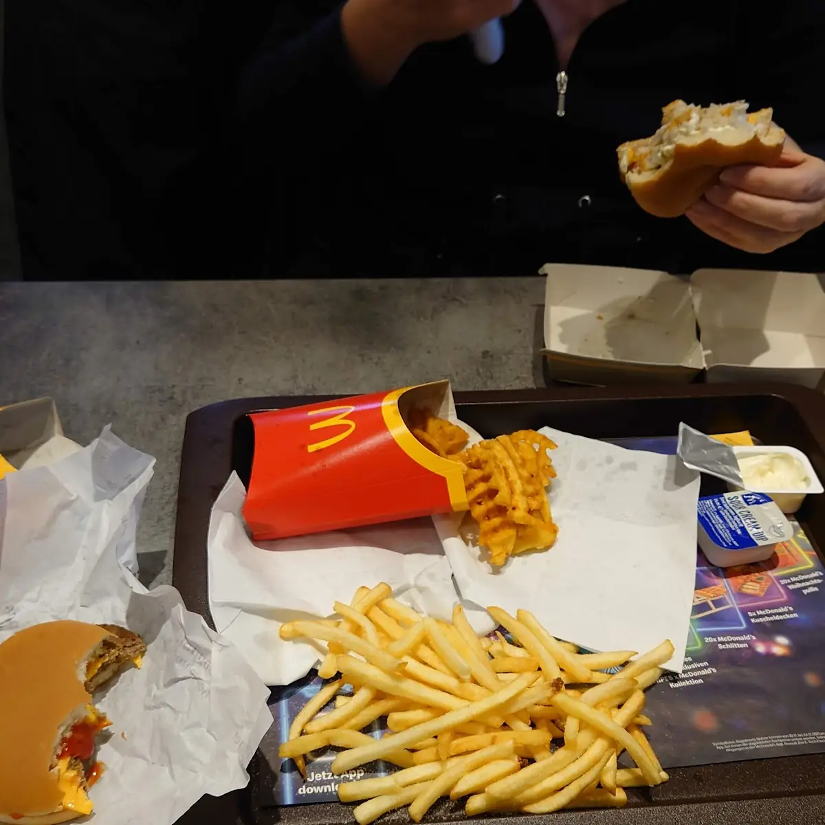Cheeseburger Und Pommes