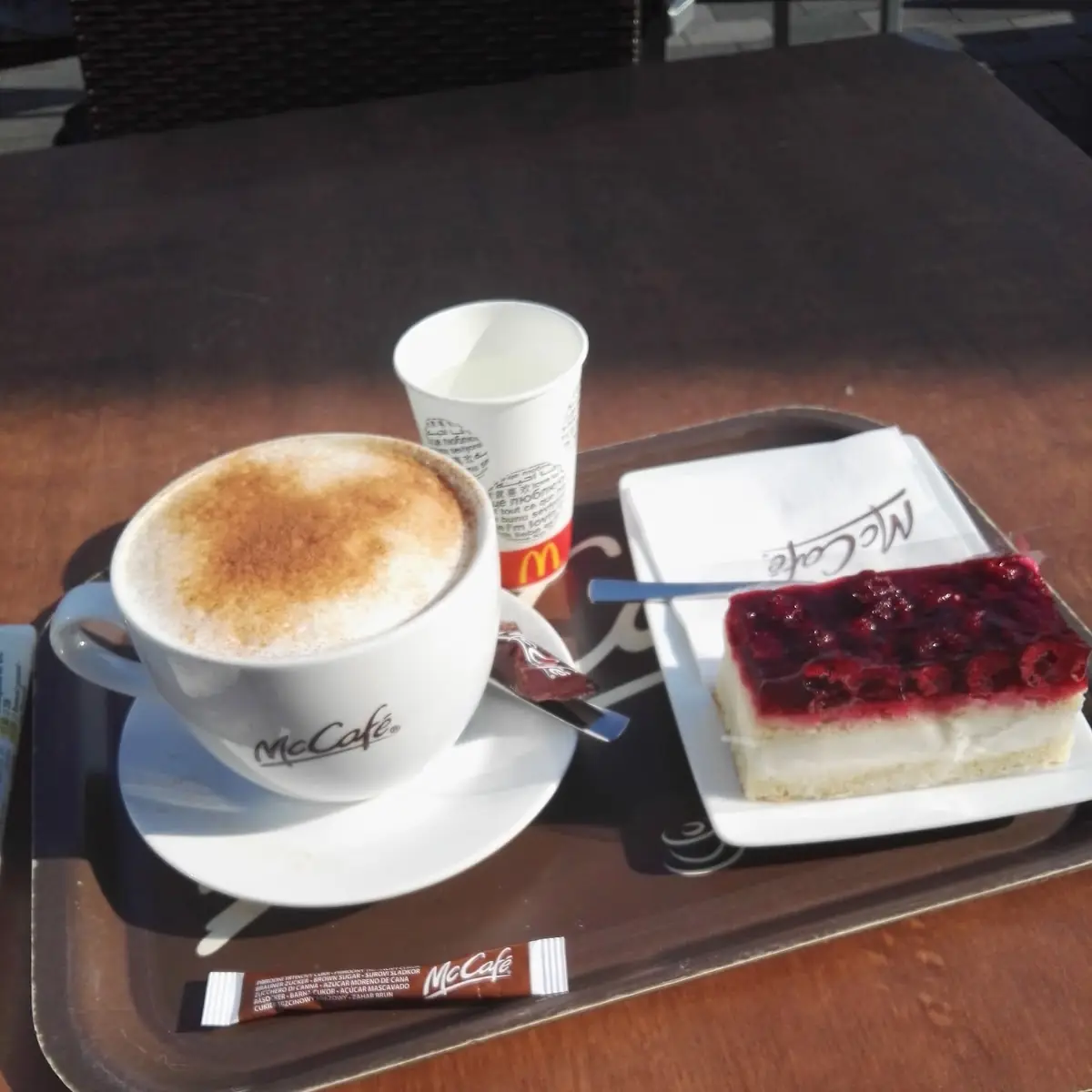 Grande Cappuccino Mit Torte