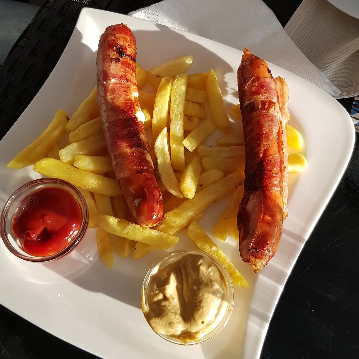 Berner Würstel Mit Pommes