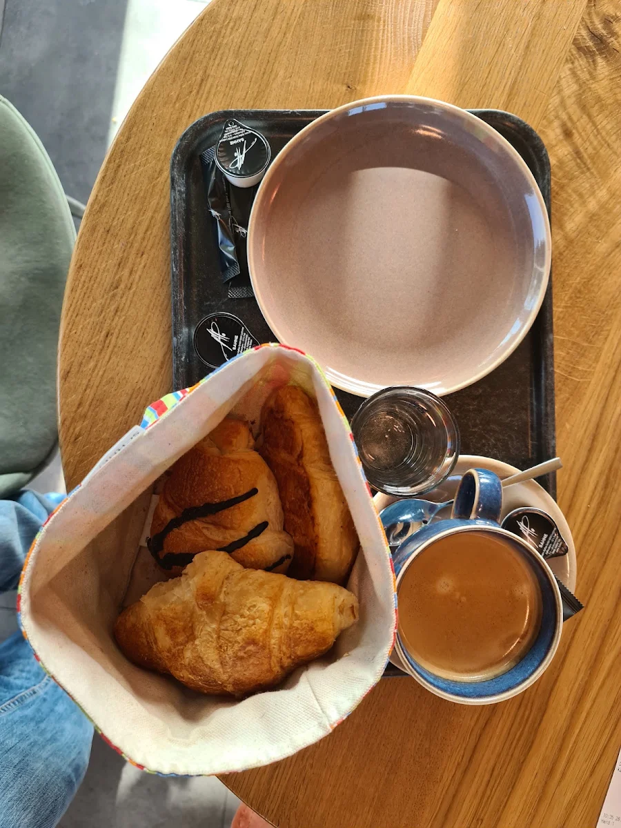 Ein Doppelter Kaffee Mit Zwei Schokoladencroissants Und Einem Croissant